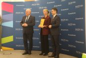 Kulminacyjny moment wydarzenia - rozdanie zaświadczeń. Na zdjęciu szef Małopolskiego Centrum Doskonalenia Nauczycieli, który wręczył jedno z nich.