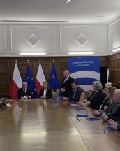 Wystąpienie powitalne podczas narady kuratorów. Po prawej stronie siedzi Małopolska Kurator Oświaty dr Gabriela Olszowska.