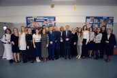 Zdjęcie grupowe przedstawiające zaproszonych gości na jubileuszowe wydarzenie. W centralnej części zdjęcia stoi I Małopolski Wicekurator Oświaty.