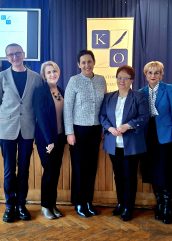 5 uśmiechniętych osób z Zespołu ds. Wpierania Edukacji w Kuratorium Oświaty. Pośrodku II Małopolski Wicekurator Kuratorium Oświaty w Krakowie. W tle niebieskie logo Kuratorium Oświaty oraz tablice multimedialne z treścią prezentacji.