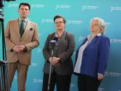 Briefing prasowy z udziałem Sekretarz Stanu, Małopolskiej Kurator Oświaty oraz Burmistrza Gorlic, którzy odpowiadają na pytania dziennikarzy.