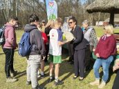 II MWKO wręcza pamiątkowe nagrody młodzieży w trakcie wydarzenia.