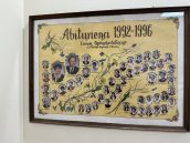 Tablica informująca o absolwentach Szkoły z lat poprzednich wraz z ich zdjęciami.