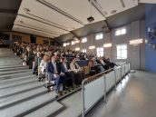 Widok sali, w której odbywało się wydarzenie. W pierwszym rzędzie siedzi m.in Małopolski Wicekurator Oświaty.