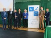 Małopolska Kurator Oświaty, II Małopolska Wicekurator Oświaty, Burmistrz Gorlic oraz inni goście we wspólnym zdjęciu na tle rollupu Kuratorium Oświaty.