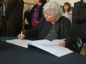 Małopolska Kurator Oświaty dr Gabriela Olszowska wpisująca się do pamiątkowej księgi przed uroczystością główną.