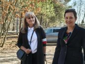 Małopolska Wicekurator Oświaty i dyrektorka Szkoły w trakcie spaceru podczas wydarzenia. Na ramieniu Pani Dyrektor widoczna biało-czerwona opaska.