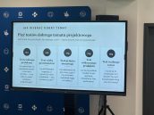 Monitor na którym wyświetlany jest jeden ze slajdów w trakcie wydarzenia.