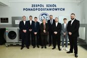 Wspólne zdjęcie Małopolskiej Kurator Oświaty wraz z uczniami Szkoły, w trakcie otwarcia BCU.