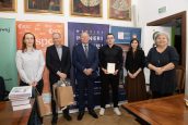 MKO wraz z wyróżnionymi osobami we wspólnym zdjęciu.