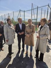 II Małopolska Wicekurator Oświaty, Ministra Edukacji i inni zaproszeni goście we wspólnym zdjęciu przed budynkiem Szkoły.