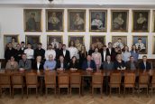 Zdjęcie grupowe, na którym są zarówno wyróżnieni jak i organizatorzy wydarzenia.