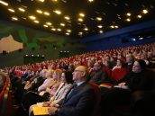 Widok publiczności zgromadzonej w Kinie Kijów, która słucha jednego z wystąpień.
