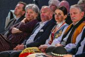 Małopolska Kurator Oświaty i inni zaproszeni goście siedzą w fotelach w trakcie uroczystości, niektórzy ubrani w tradycyjne stroje góralskie.