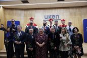 Zdjęcie grupowe Małopolskiej Kurator Oświaty oraz odznaczonych przez nią ludzi. Wyróżnieni ustawieni na scenie w kilku rzędach.