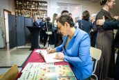 Pamiątkowe wpisanie się do księgi przez Małopolską Wicekurator Oświaty.