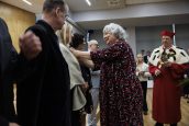 Moment odznaczania wyróżnionych osób przez Małopolską Kurator Oświaty dr Gabrielę Olszowską.