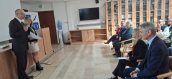 Po lewej stronie dwoje prelegentów z mikrofonem. Po prawej stronie pierwszy rząd siedzących na krzesłach uczestników spotkania między innymi dr Gabriela Olszowska i pracownicy Kuratorium.