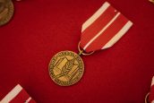 Zdjęcie przedstawiające Medal Komisji Edukacji Narodowej, który został przekazany samorządowcom.