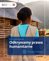 Plakat informacyjny w odcieniach błękitu i bieli, promujący kurs e-learningowy Polskiego Czerwonego Krzyża i ORE. W górnej części, na białym pasku, znajdują się logotypy ORE (Ośrodek Rozwoju Edukacji) oraz Polskiego Czerwonego Krzyża (czerwony krzyż w wieńcu z podpisem). Tło plakatu stanowi zdjęcie kobiety ubranej w błękitną koszulkę i beżową kamizelkę, widzianej od tyłu. Idzie ona piaszczystą ścieżką w kierunku tradycyjnych, drewnianych chat. W dolnej części plakatu, na półprzezroczystym, ciemnoniebieskim tle, znajduje się biały napis: "Kurs e-learningowy", a poniżej dużą, pogrubioną czcionką: "Odkrywamy prawo humanitarne". Obok tekstu, po prawej stronie, widoczna jest ikona kalendarza, a przy niej data: "8.10–8.12.2026 r.".