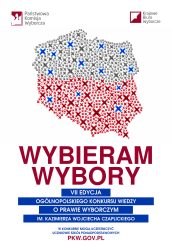 Plakat wyborczy Państwowej Komisji Wyborczej i Krajowego Biura Wyborczego. Na białym tle znajduje się kontur Polski wypełniony czerwonymi i niebieskimi krzyżykami oraz szarymi znakami "x", ułożonymi w biało-czerwoną flagę. Poniżej duży czerwony napis: "WYBIERAM WYBORY". Dalej mniejsze napisy informują o "VII EDYCJI OGÓLNOPOLSKIEGO KONKURSU WIEDZY O PRAWIE WYBORCZYM IM. KAZIMIERZA WOJCIECHA CZAPLICKIEGO", w którym mogą uczestniczyć "UCZNIOWIE SZKÓŁ PONADPODSTAWOWYCH". Na dole podano stronę internetową "PKW.GOV.PL".